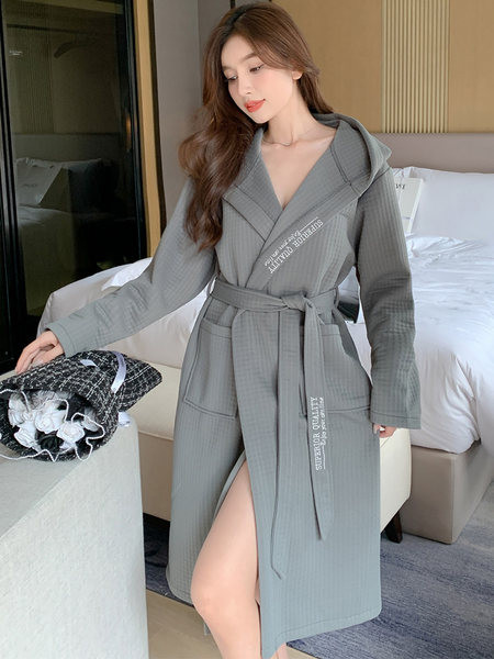 Дамски ежедневен халат с качулка и бродерия