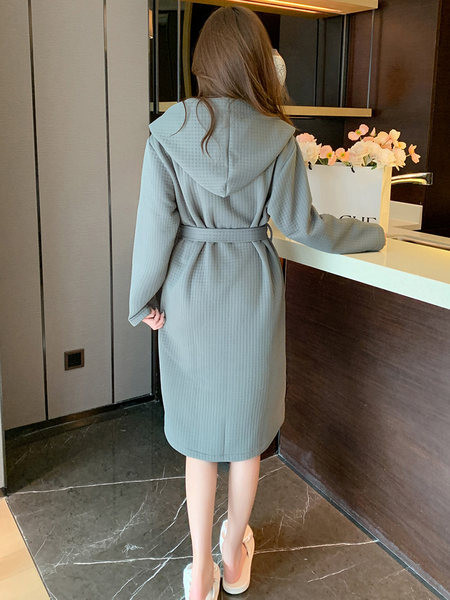 Дамски ежедневен халат с качулка и бродерия