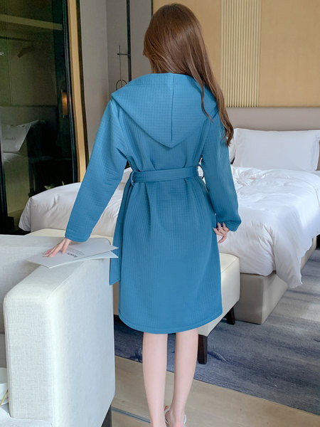 Дамски халат с бродерия и качулка