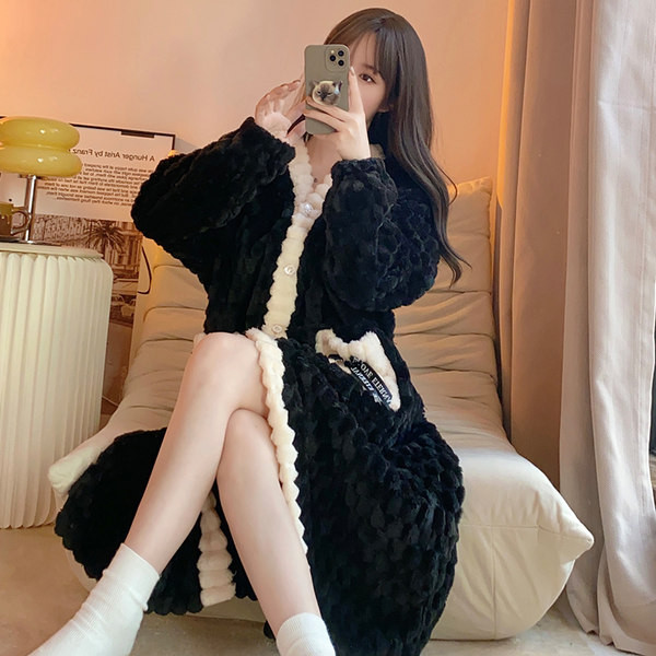 Moteriškas laisvalaikio chalatas su sagomis ir kišene