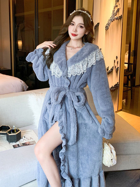 Дамски халат с дантела 