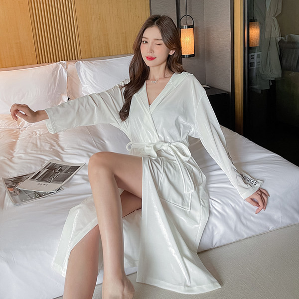 Изчистен модел дамски халат с качулка и колан 