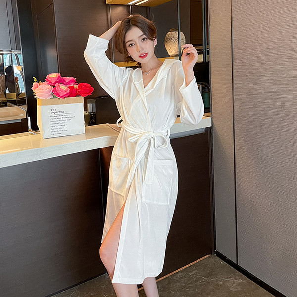 Изчистен модел дамски халат с качулка и колан 