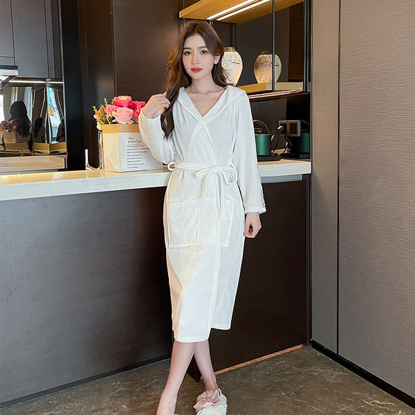 Изчистен модел дамски халат с качулка и колан 