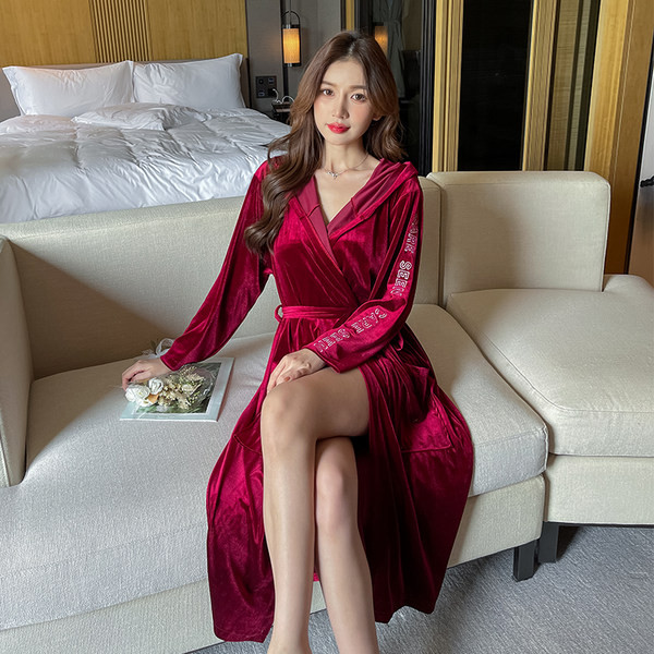 Нов модел дамски халат с джобове