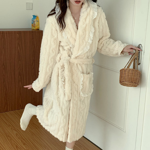 Ежедневен дамски халат с джоб и дантела