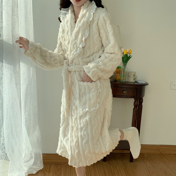 Ежедневен дамски халат с джоб и дантела