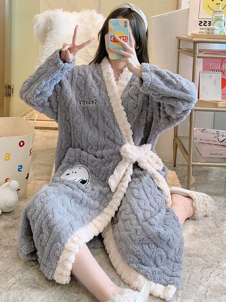 Пухен дамски домашен халат с бродерия