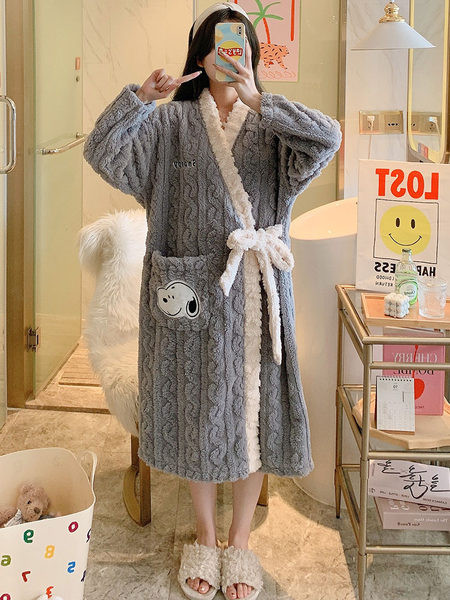 Пухен дамски домашен халат с бродерия