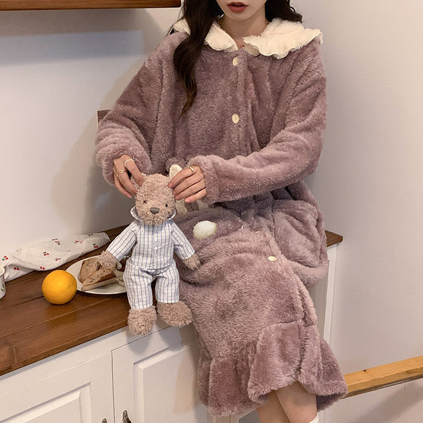 Плюшен дамски халат с копчета и качулка