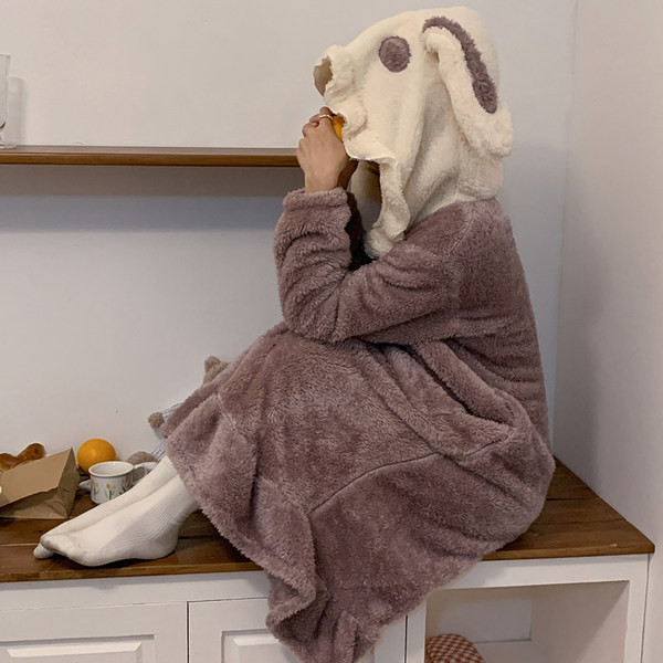 Плюшен дамски халат с копчета и качулка