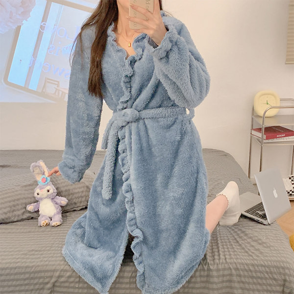 Egyszínű női köntös övvel