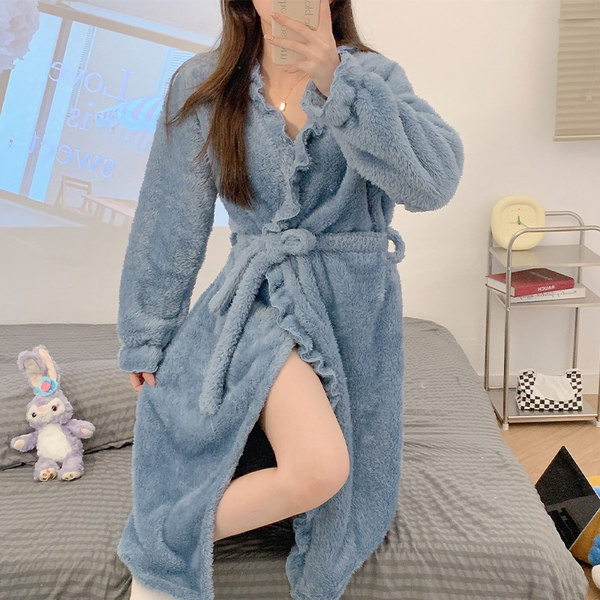 Egyszínű női köntös övvel