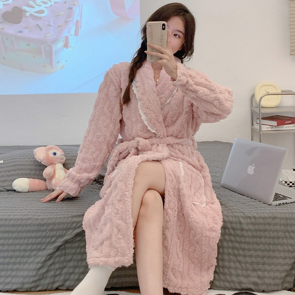 Широк поларен халат с джоб и дантела