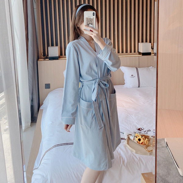 Ежедневен модел дамски халат с джоб