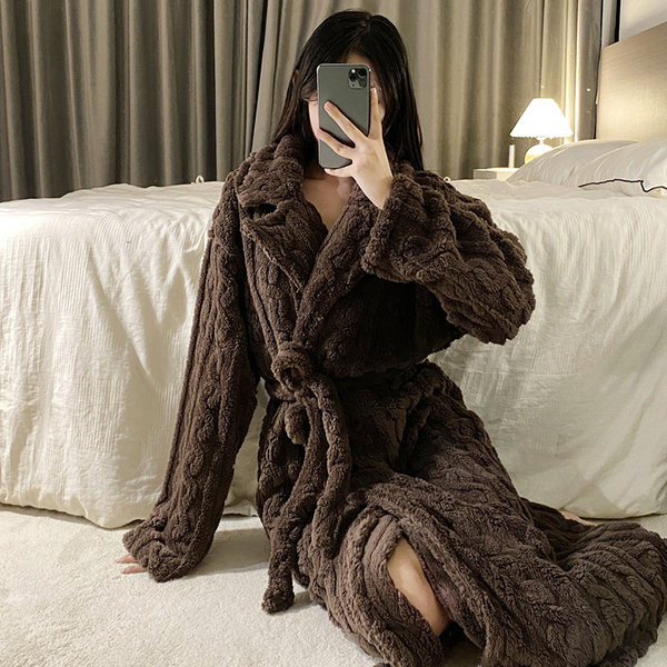 Női gyapjú köntös mintával és övvel