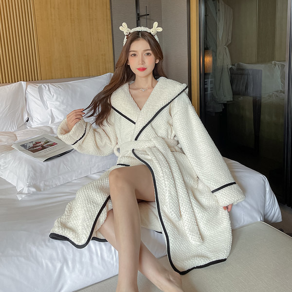 Дамски халат с качулка и джоб 