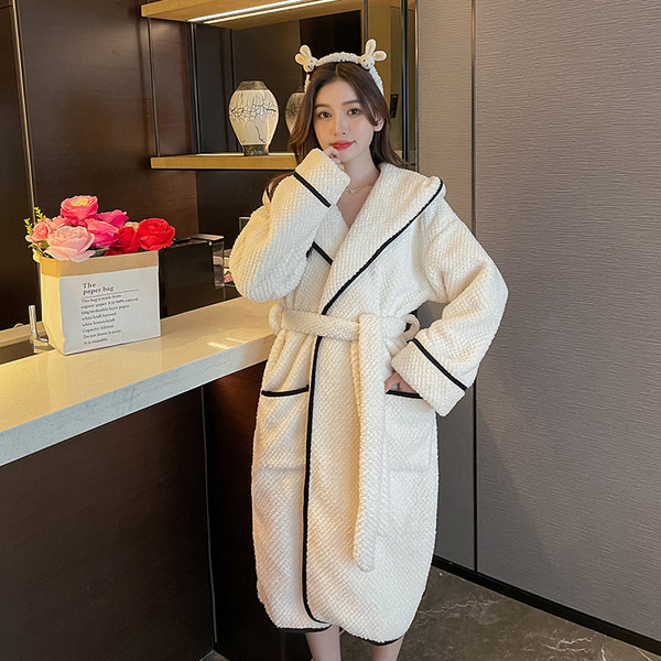 Дамски халат с качулка и джоб 