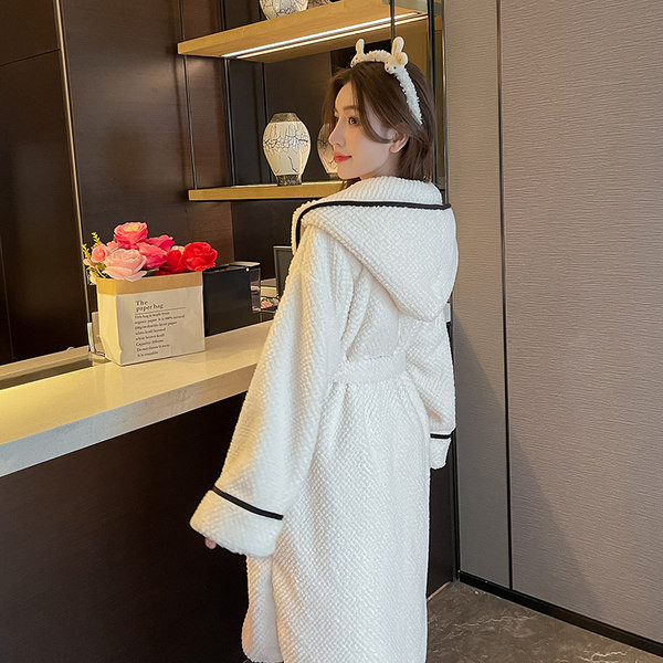 Дамски халат с качулка и джоб 