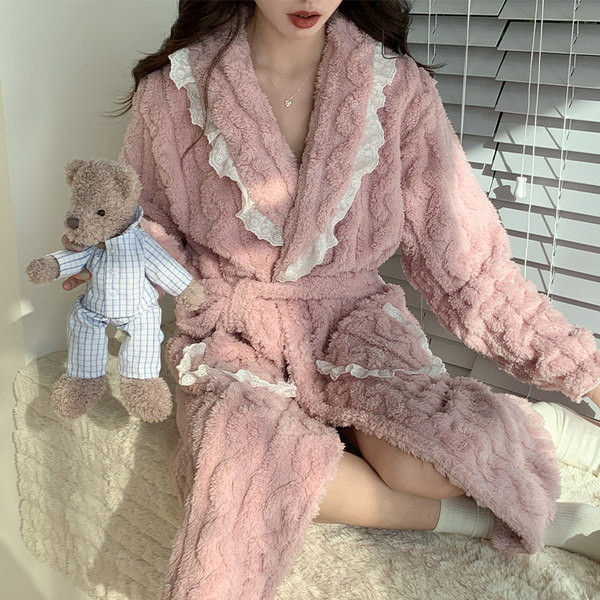 Пларен дамски халат с дантела и джоб широк модел