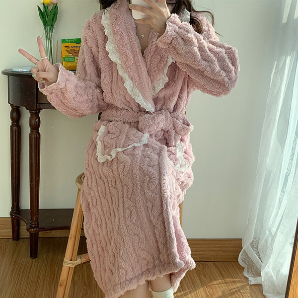 Пларен дамски халат с дантела и джоб широк модел