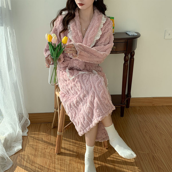 Пларен дамски халат с дантела и джоб широк модел