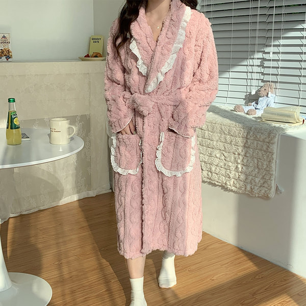 Пларен дамски халат с дантела и джоб широк модел