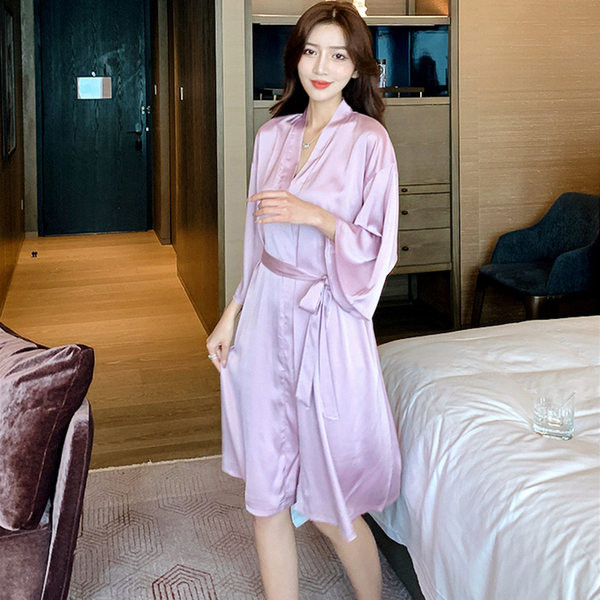 Alkalmi modell női fürdőköpeny övvel