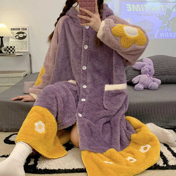 Széles modell női fürdőköpeny virágos motívumokkal és gombokkal