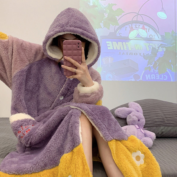 Széles modell női fürdőköpeny virágos motívumokkal és gombokkal