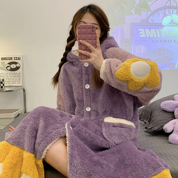 Széles modell női fürdőköpeny virágos motívumokkal és gombokkal