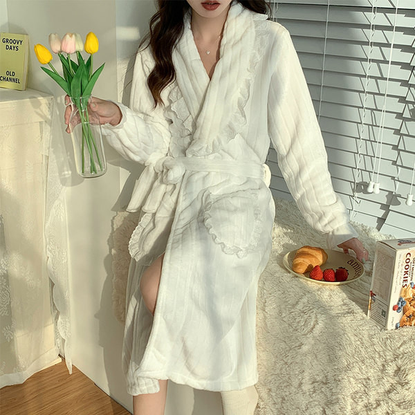 Дамски ежедневен халат с джоб и дантела