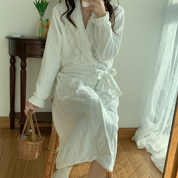 Дамски ежедневен халат с джоб и дантела