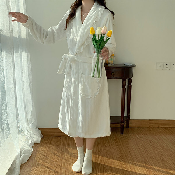 Дамски ежедневен халат с джоб и дантела