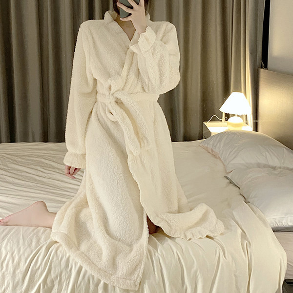 Дамски плюшен халат с джоб