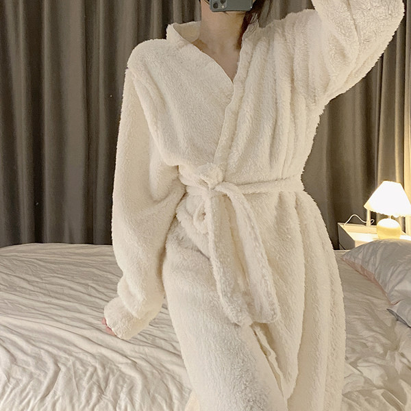 Дамски плюшен халат с джоб