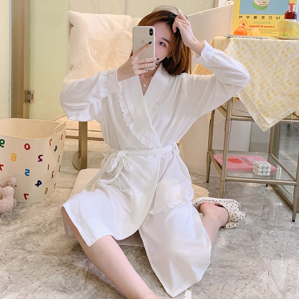 Ежедневен дамски халат с дантела и джоб