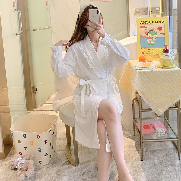 Ежедневен дамски халат с дантела и джоб