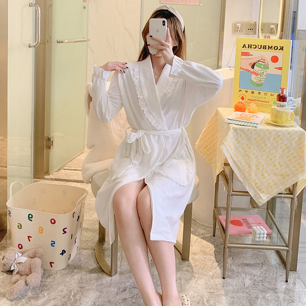 Ежедневен дамски халат с дантела и джоб