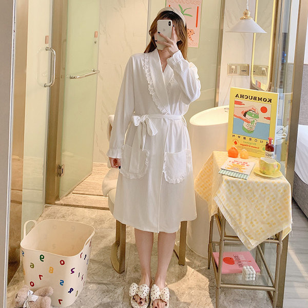 Ежедневен дамски халат с дантела и джоб