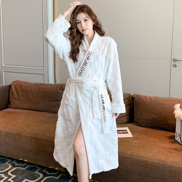 Дамски халат с бродерия 