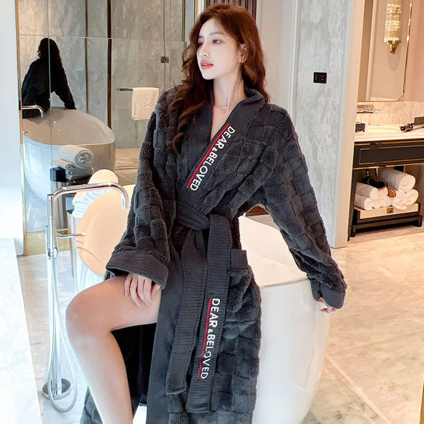 Ежедневен модел дамски халат с джоб и колан