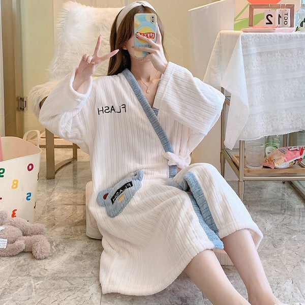 Дамски халат с бродерия и джоб