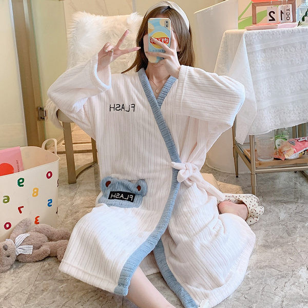 Дамски халат с бродерия и джоб