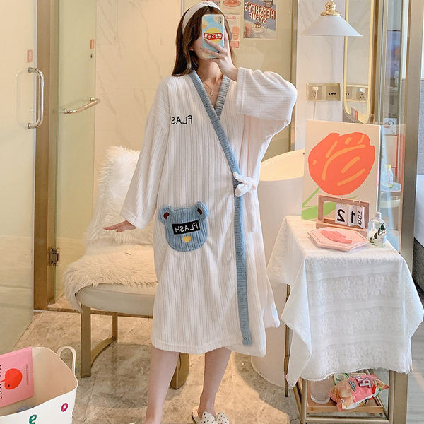 Дамски халат с бродерия и джоб