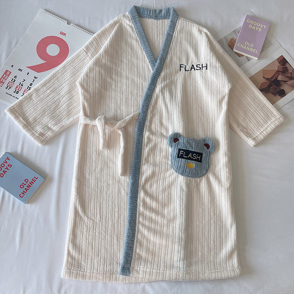 Дамски халат с бродерия и джоб