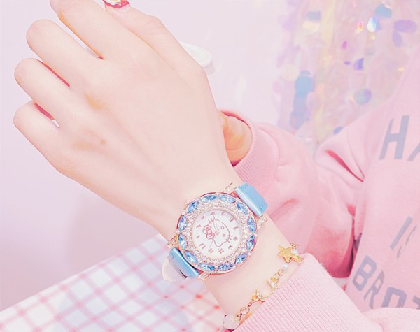 Детски часовник с декоративни камъни