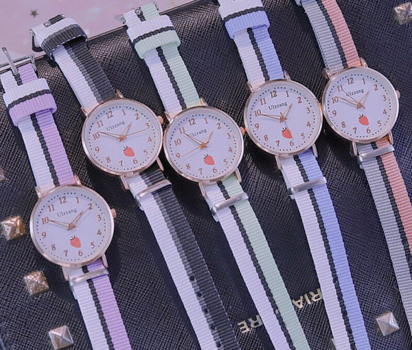 Детски ежедневен - часовник в няколко цвята 