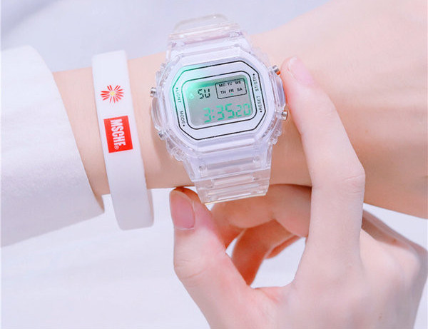 Детски часовник с квадратен циферблат и силиконова каишка