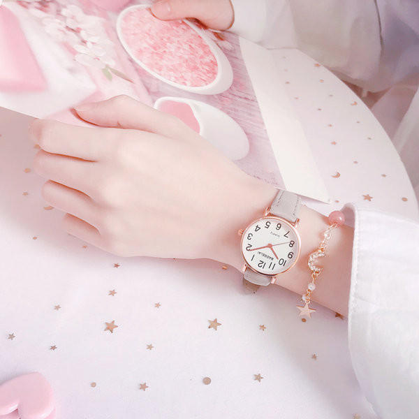 Водоустойчив часовник с каишка от еко кожа и кръгъл циферблат